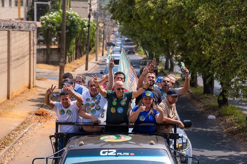 Professor Alcides juntamente com apoiadores no ponto de encontro das 22 carreatas realizadas neste domingo