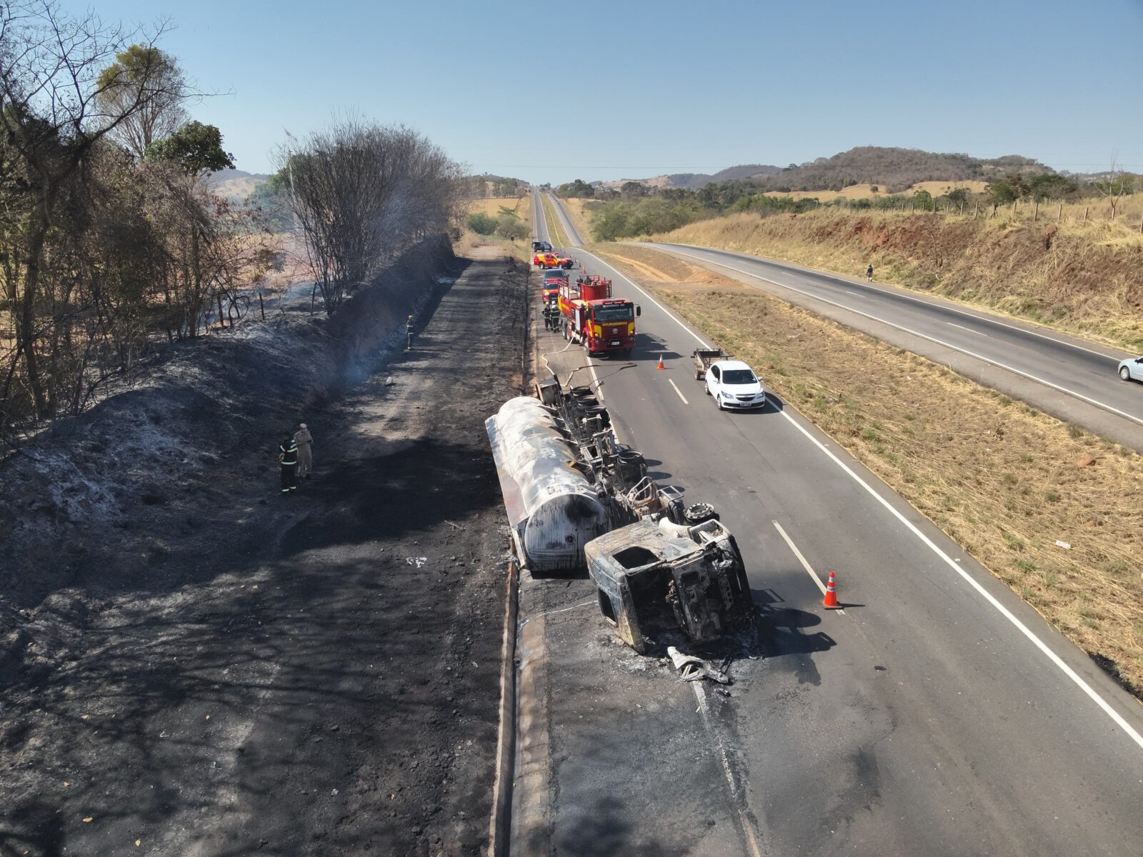 Bombeiros em Nerópolis combatem incêndio em caminhão de carga de combustível na GO-080