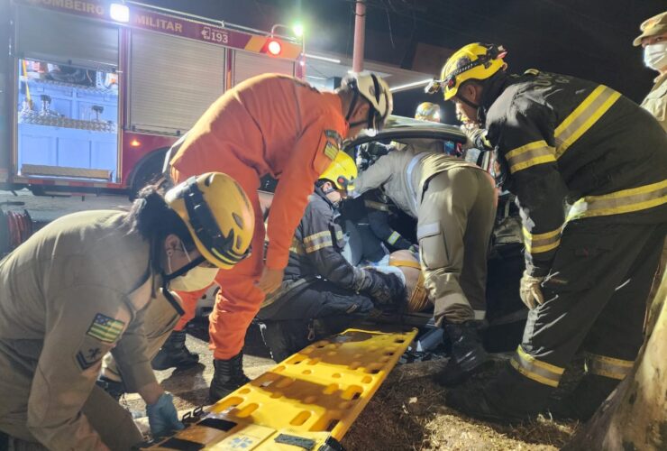 Bombeiros socorrem vítimas de grave acidente no Santa Genoveva, em Goiânia