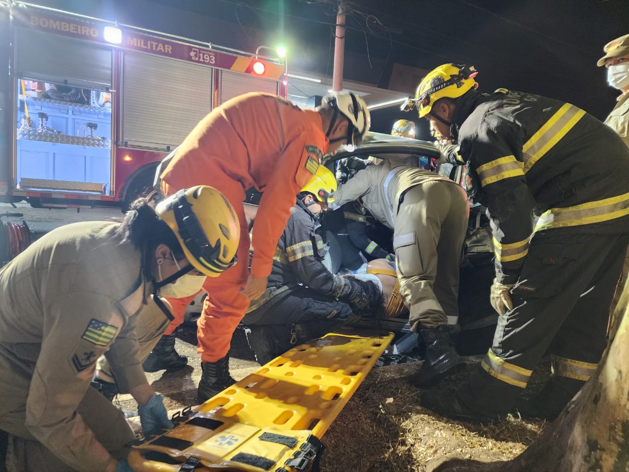 Bombeiros socorrem vítimas de grave acidente no Santa Genoveva, em Goiânia