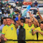 O candidato à Prefeitura de Aparecida de Goiânia, Professor Alcides (PL), o ex-presidente Jair Bolsonaro (PL) e o senador Wilder Morais (PL) lideram manifestação histórica que arrastou mais de 10 mil pessoas e 4 mil veículos pelas ruas de Aparecida de Goiânia