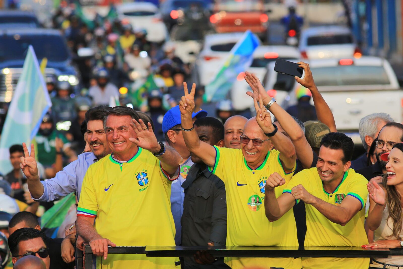 O candidato à Prefeitura de Aparecida de Goiânia, Professor Alcides (PL), o ex-presidente Jair Bolsonaro (PL) e o senador Wilder Morais (PL) lideram manifestação histórica que arrastou mais de 10 mil pessoas e 4 mil veículos pelas ruas de Aparecida de Goiânia