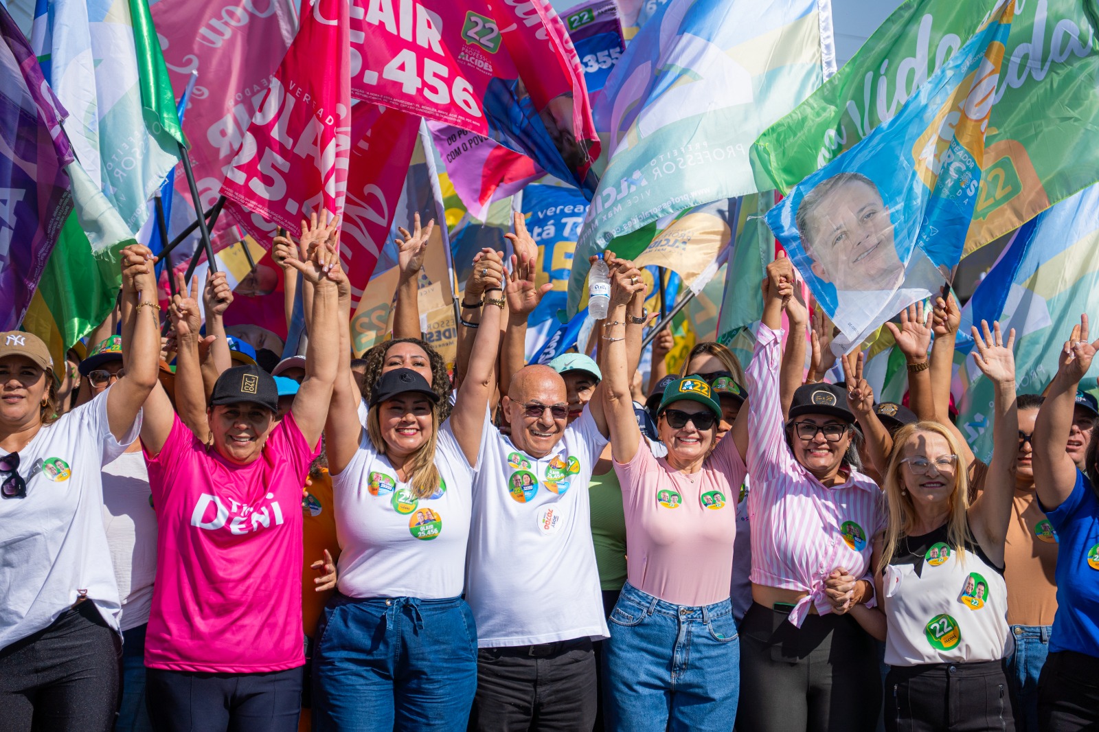 Professor Alcides recebe apoio de milhares de mulheres durante caminhada realizada na Avenida Independência, no trecho entre os setores Colina Azul e Serra Dourada