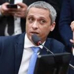 Deputado Gustavo Gayer é alvo de buscas da PF em operação contra desvio de cota parlamentar e celular é apreendido