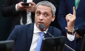Deputado Gustavo Gayer é alvo de buscas da PF em operação contra desvio de cota parlamentar e celular é apreendido