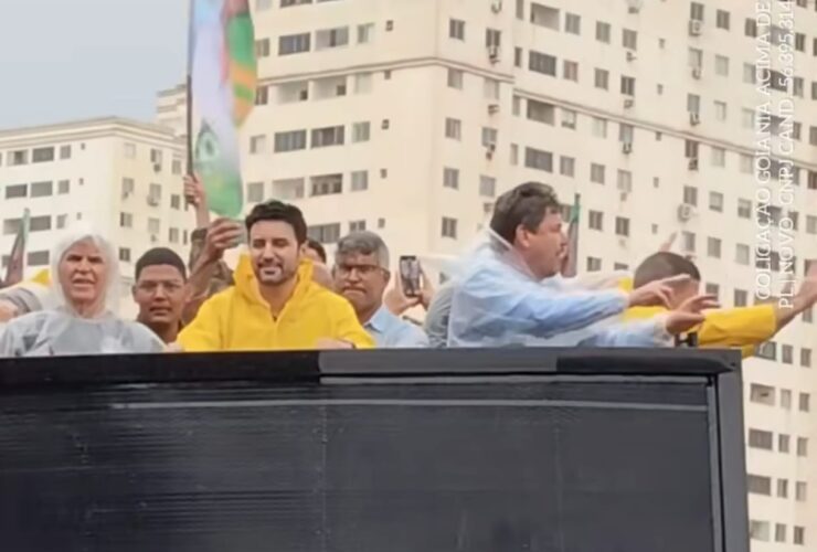 Fred faz carreata e participa de missa na reta final de campanha