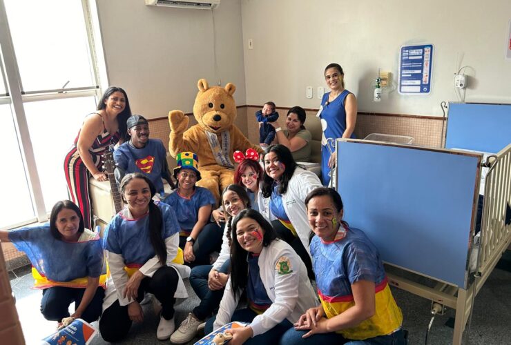 Ursinho da Coragem invade Hospital América e distribui alegria no dia Dia das Crianças