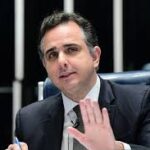 Após alta do dólar, Pacheco condiciona isenção do IR à situação fiscal