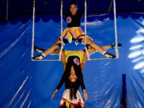 Alunos de escolas públicas assistem espetáculo gratuito no lançamento do 5º Festival de Teatro para Infância e Juventude - Razões para Sonhar