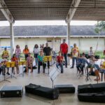 Alunos do projeto social da escola Abdon Ferreira recebem kits e uniformes