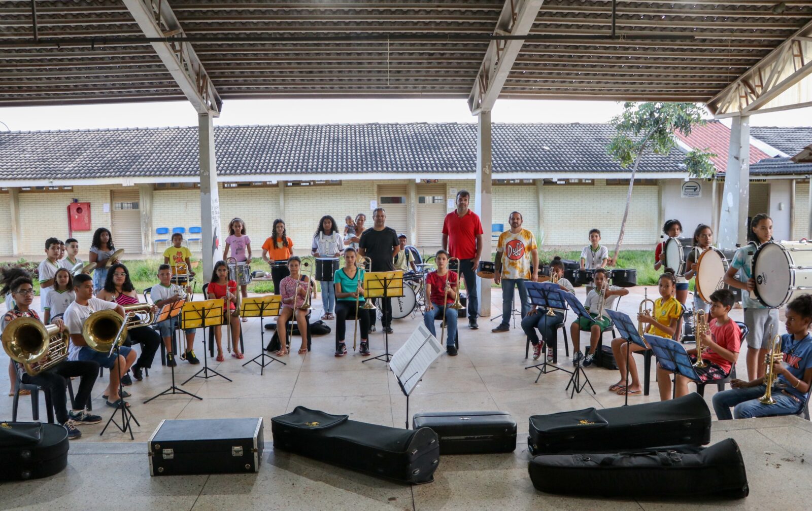 Alunos do projeto social da escola Abdon Ferreira recebem kits e uniformes