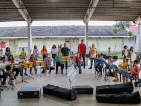 Alunos do projeto social da escola Abdon Ferreira recebem kits e uniformes