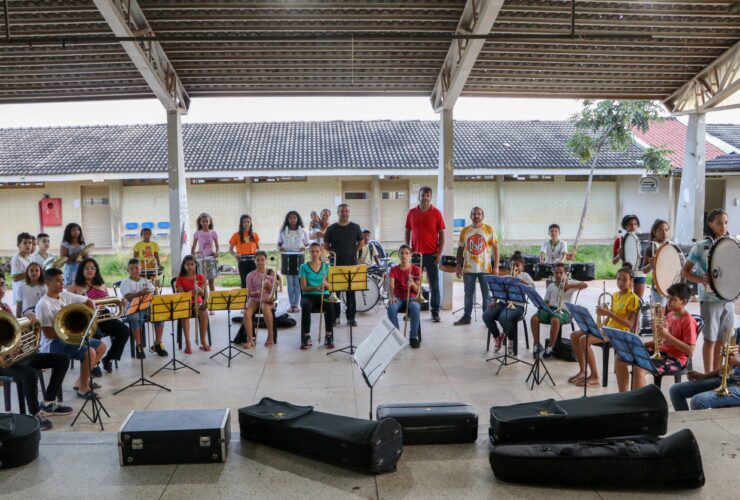 Alunos do projeto social da escola Abdon Ferreira recebem kits e uniformes