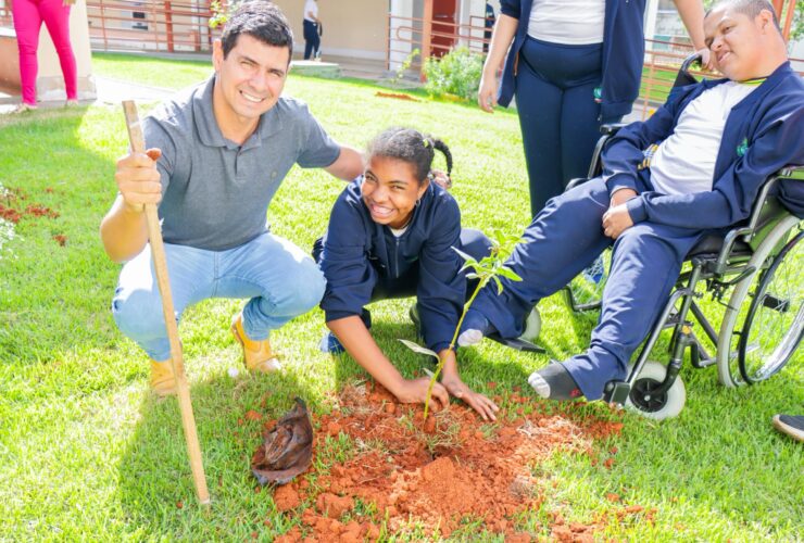 Senador Canedo Alunos inclusivos do Colégio João Carneiro participam de ação de arborização
