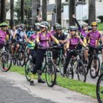 Pessoas com deficiência visual participam de passeio ciclístico em Goiânia