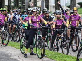 Pessoas com deficiência visual participam de passeio ciclístico em Goiânia