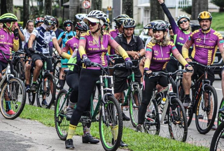 Pessoas com deficiência visual participam de passeio ciclístico em Goiânia