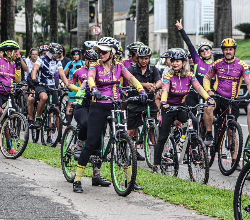 Pessoas com deficiência visual participam de passeio ciclístico em Goiânia