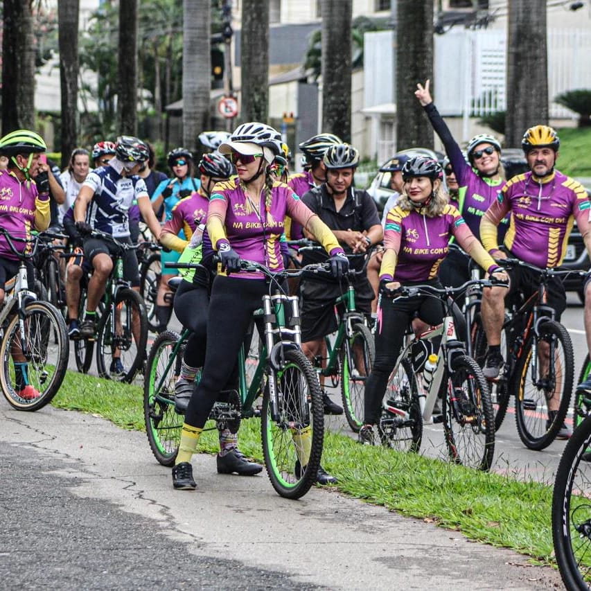 Pessoas com deficiência visual participam de passeio ciclístico em Goiânia