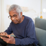 Tecnologia na maturidade: aliada da longevidade ou risco para a saúde mental?