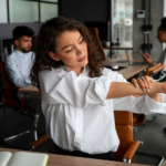 Abril Verde: as microlesões silenciosas que transformam a dor em rotina de trabalho