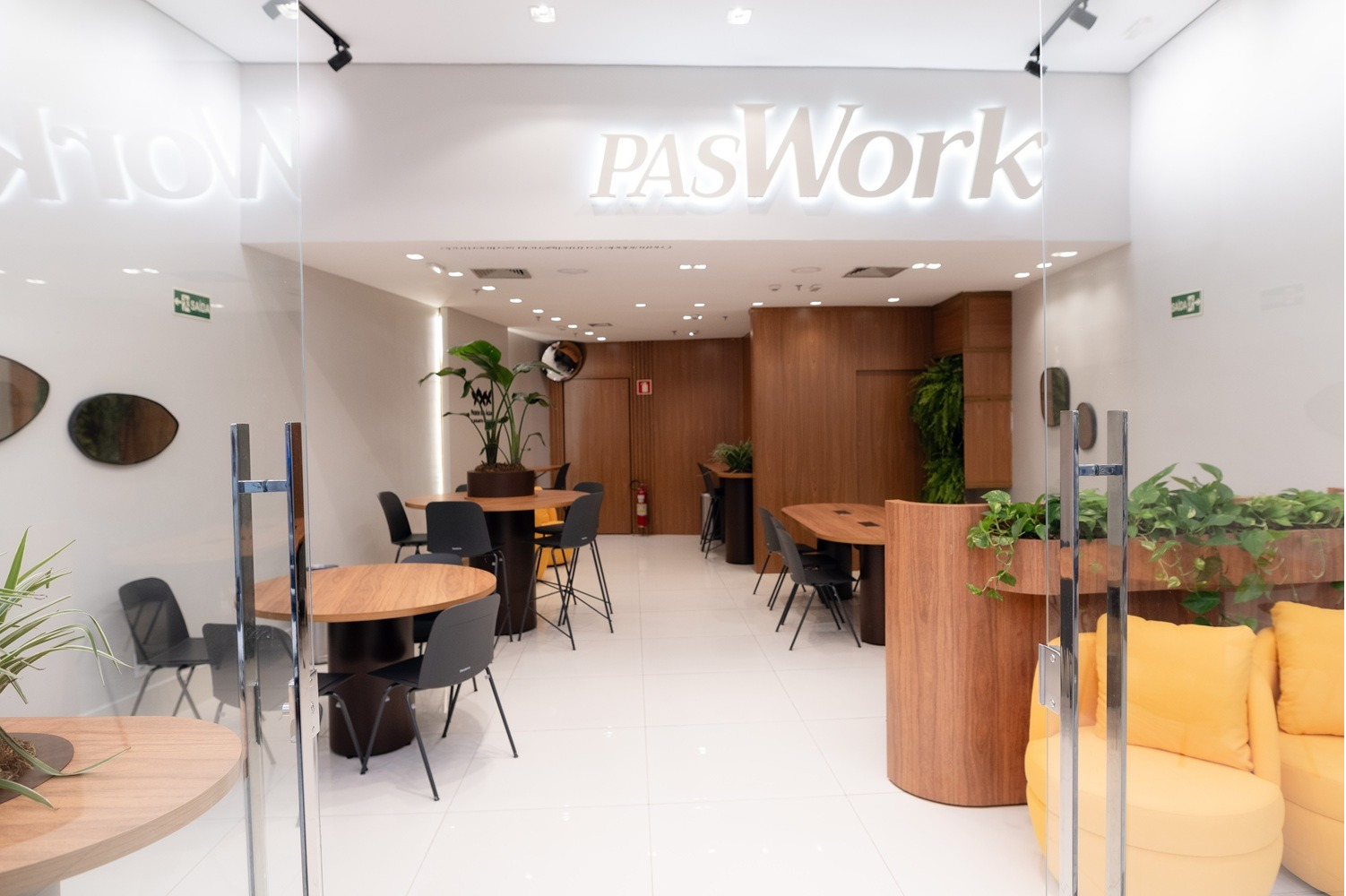 Do lazer ao trabalho: Shopping em Goiânia vira refúgio para trabalhadores em regime híbrido