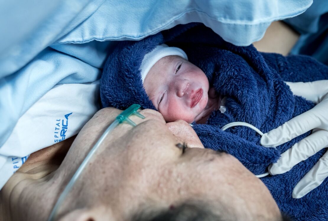 Elisflavia celebra o nascimento da filha Olívia após parto prematuro de sucesso