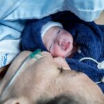 Elisflavia celebra o nascimento da filha Olívia após parto prematuro de sucesso