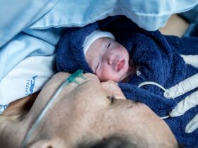 Elisflavia celebra o nascimento da filha Olívia após parto prematuro de sucesso